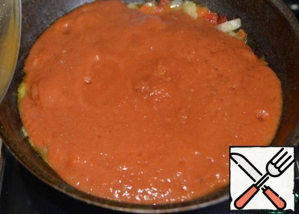 Fill the vegetables with tomato puree. Bring to a boil and cook over medium heat for 10 minutes. Then again we punch the whole mass with a blender.