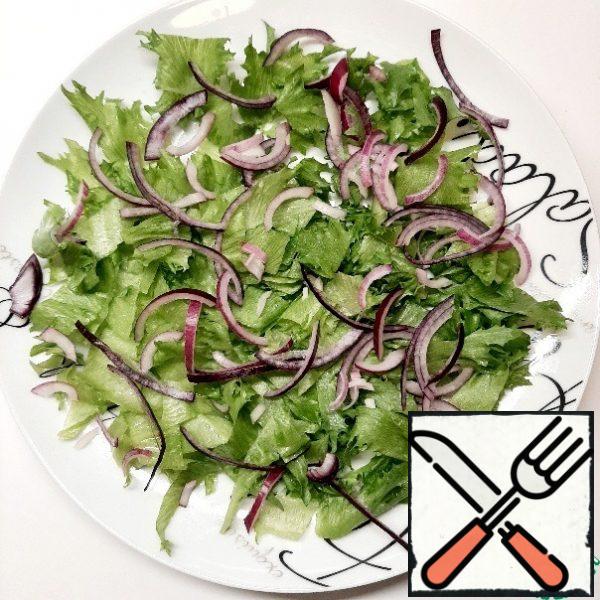 Cut the lettuce leaves and place them on a platter. Top with chopped onion.