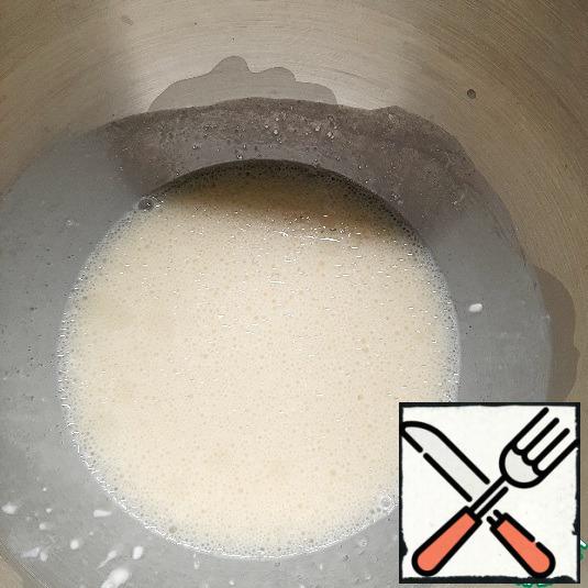 In warm water (100 ml) add sour cream, stir. Then yeast, sugar, salt, egg, vegetable oil, sifted flour.
