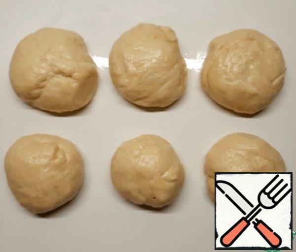Next, divide the dough into 6 parts, round, cover with a film and let rest for 10 minutes.
