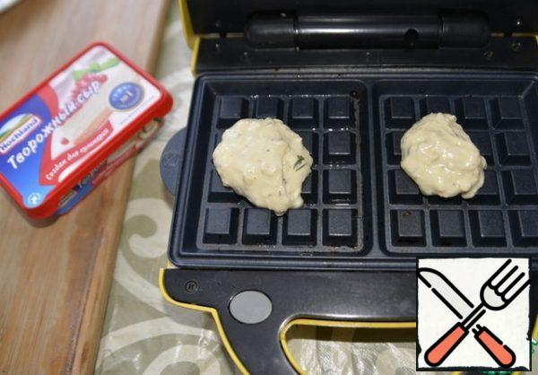 Take a waffle iron, put a spoonful of dough and bake the waffles, according to the instructions of your waffle iron.
If you do not have a waffle iron, then you can bake like pancakes in a frying pan in oil.