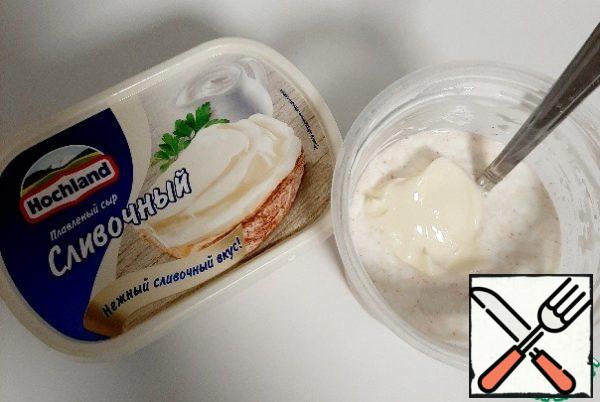 Add cream melted cheese to the milk. Stir well and add to the meat.
Stir again and put on the "quenching" mode for 60-90 minutes. Or to put out in another suitable container.