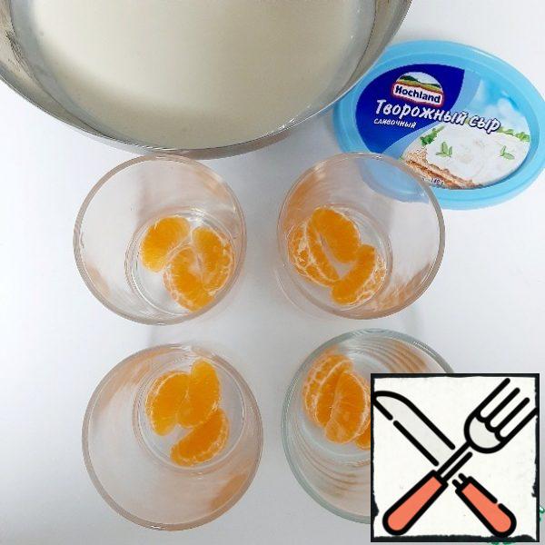 Peel the tangerines and divide them into slices. Put 3 slices in glasses or dessert vases. It took me 1.5 mandarins. The rest are for decoration.