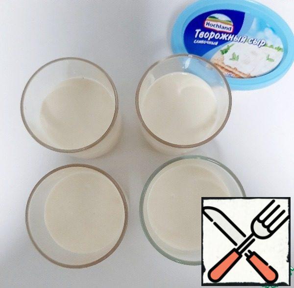 Fill the top with cream and put it in the refrigerator. I could not stand it after 30 minutes, it is better to leave it longer.
On top of the cream, spread the remaining slices of tangerines and crumbs of chocolate candy (or dark chocolate).