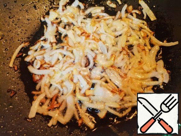 Peel the onion, cut into half rings and saute in olive oil until golden brown in a deep saucepan.