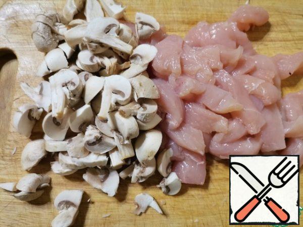 Cut the chicken breast into strips. cut the mushrooms into slices.