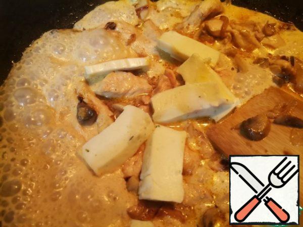 In a saucepan, add cream and melted cheese. Mix well.
