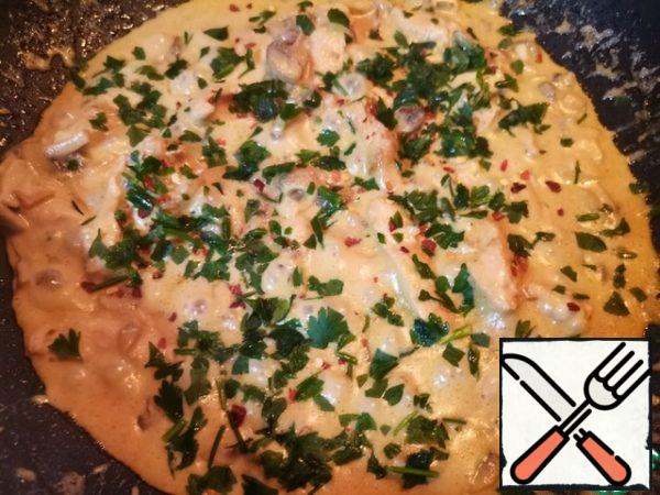 When the sauce boils, add salt, spices and chili flakes to taste. Boil for another couple of minutes, add the greens and it's done! 