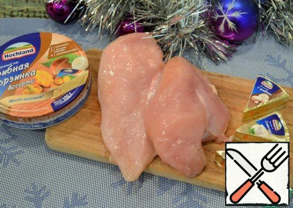 Turn on the oven to warm up.
Cut the breast fillet into two portions, dry with a paper towel.