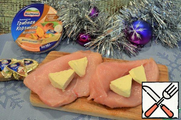 Make incisions, add a little salt, put slices of cheese. To close.