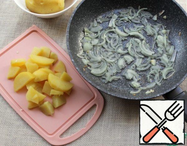 In a frying pan, heat the vegetable oil, fry the onion While the onion is being fried, cut the potatoes as you want.