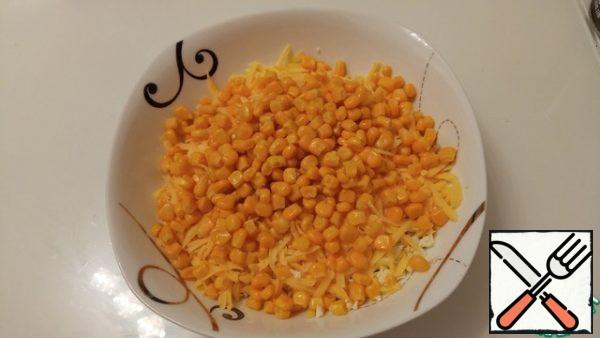 Add the corn immediately to the salad bowl, after draining the water.