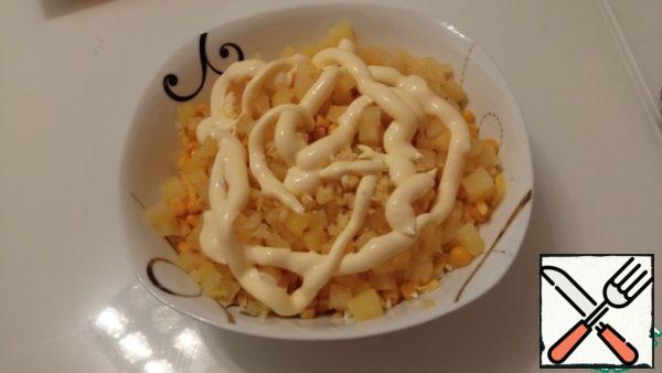 Garlic is passed through the press. Salt to taste and season with mayonnaise.