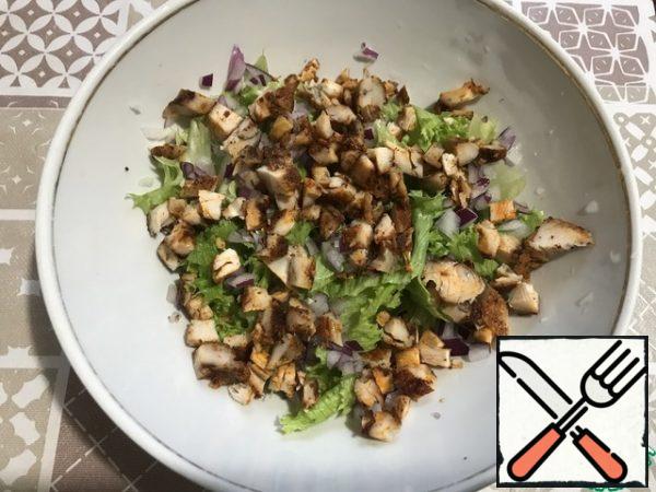 Cut the chilled chicken fillet into cubes, put it in a salad bowl.