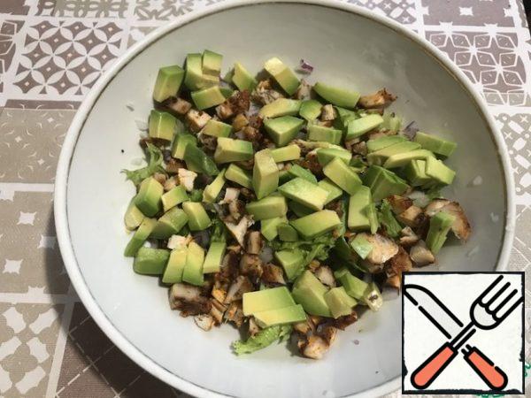 We also cut the avocado into cubes and add it to the salad.