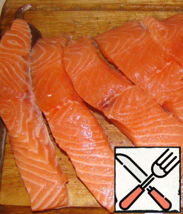 This time I took a fillet of fish. Usually I take a whole carcass and cut it into pieces about 2.5 cm thick without disassembling it into fillets. Well, I did the same thing with the fillet.