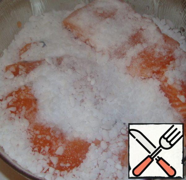 Put the fish in a deep bowl and cover with salt. About 5-6 tablespoons with a slide. We put our fish in the refrigerator for three days. It is not necessary to mix the pieces during the salting process. The fish will all be in the brine and it does not depend on the amount. That is, I sometimes salted 2 kg. After three days, the fish is washed and filled with cold water. After an hour the water change, and then again. Ie washed it we have three hours. Just make a reservation, if the fish took more than two kg, then leave it for 4 days in the refrigerator. And, accordingly, we wash it then for 4 hours. Well, that's it. The matter remained small. We will hang the fish (I do this over the sink). The fish is fat, there will be a little dripping of fat. The next day you can eat!