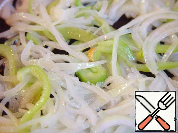 Onion cut into half rings, pepper-strips and fry until half-cooked.