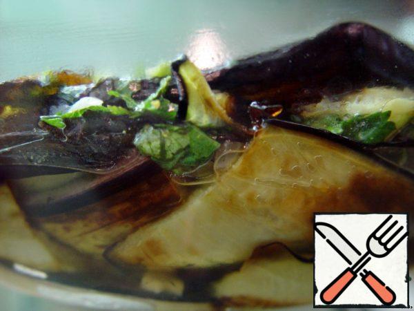 All these manipulations are carried out with eggplants that have not yet cooled down. It is delicious both hot and cold, but the cooled ones are still better, so let them brew.