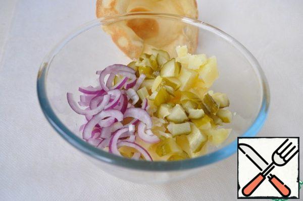 Cut the potatoes, cucumber and onion for the salad.