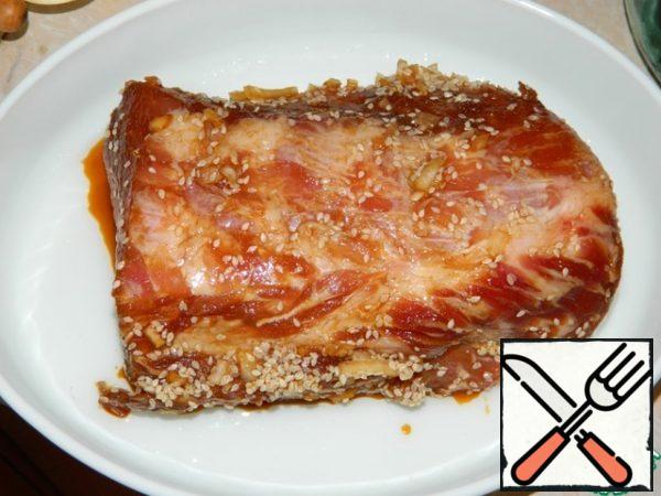 Remove the meat from the marinade, put it in a greased form and put it to bake, without covering, for 50-60 minutes at 200 C.