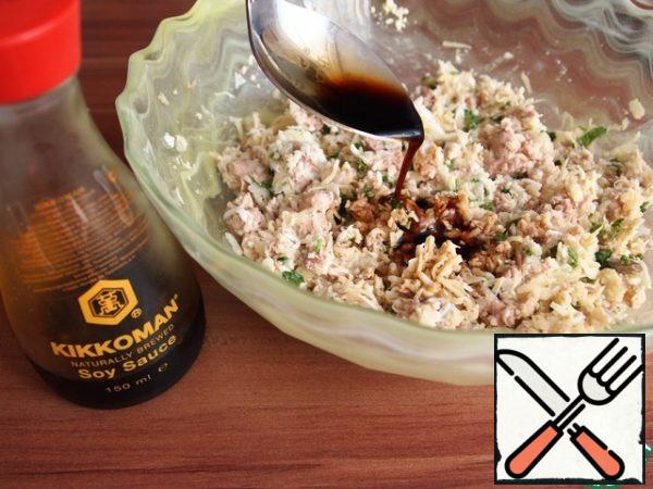 Mix all the ingredients and add the soy sauce. Mix everything well again.