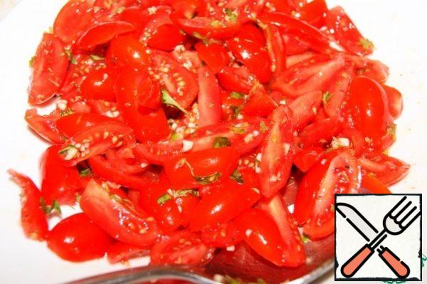 Cut the cherry tomatoes into 4 pieces, add the finely chopped garlic, basil, thyme and oregano. Add salt, season with 1.5 tablespoons of oil and mix.
PS Vegetables, it is better to first add salt, and then fill with oil, otherwise they will not be soaked with salt, but the oil will be poisonous-salty.