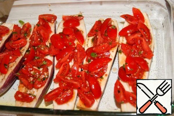 Cut the eggplant lengthwise with a thickness of at least 1 cm. and with a sharp knife to make deep notches (like cells). Place in a heat-resistant form, greased with 1.5 tablespoons of oil, and spread the tomatoes on top.