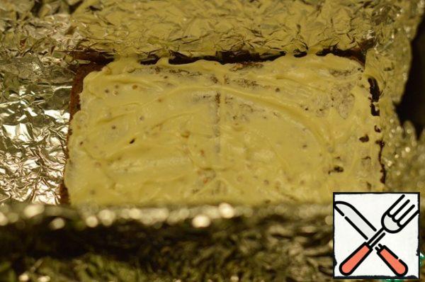 2. Mix sour cream with cheese, add soy sauce, mustard, lemon juice, oil. Mix well.
Bread, I already had sliced, if not, then cut.
I covered the form with foil.
Put 2 slices of bread on the bottom, grease with sour cream sauce.