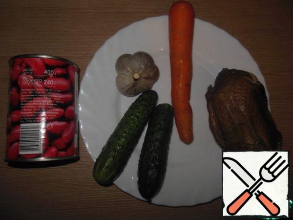 Prepare our ingredients. Peel the carrots, drain the beans, and rinse.