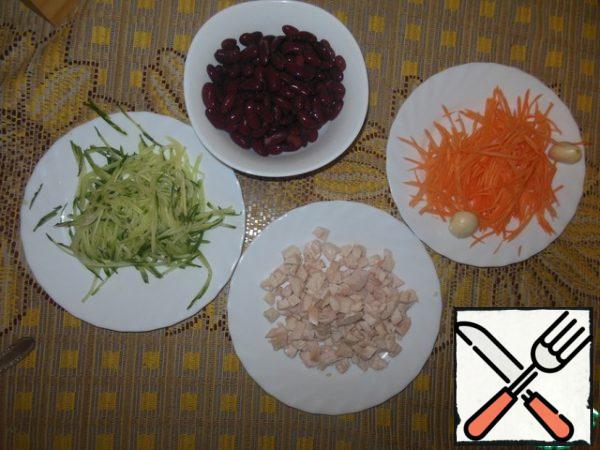 Cut the smoked chicken breast into small cubes, fresh carrots and cucumber (Important!) Rub on a grater for Korean carrots. Peel the garlic and pass it through the press.