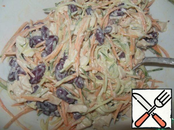 Put all the ingredients in a salad bowl, add a little mayonnaise, mix.