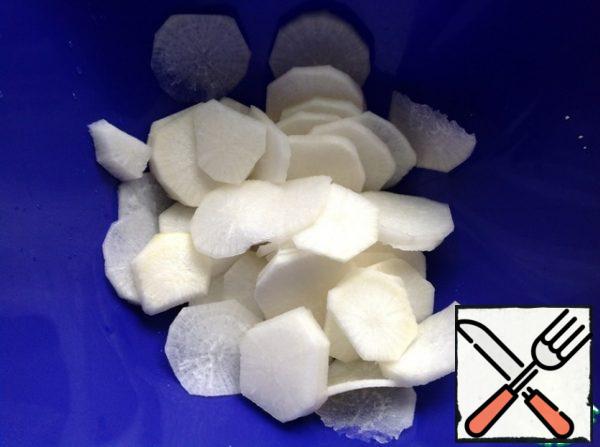 Peel the daikon and cut it into very thin slices. Add salt and leave for 10 minutes, stirring slightly.