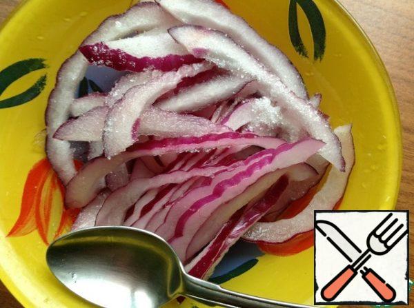 Cut the onion into half rings. Add sugar and vinegar. Mix a little and leave for 5 minutes.
