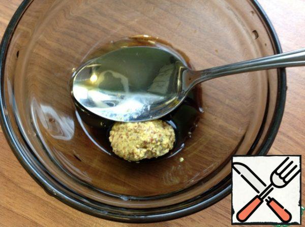 To make the dressing: in a bowl, mix the soy sauce, oil and mustard.
