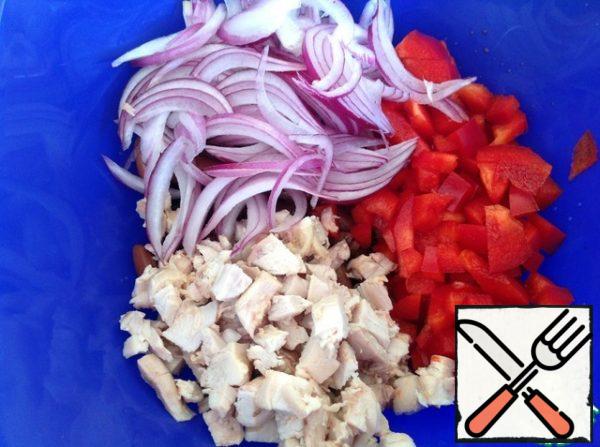 Cut the onion into half rings, the ham into small cubes.