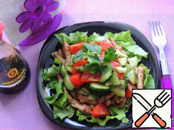 Mix the vegetables and put them on top of the meat. Pour the salad dressing.
