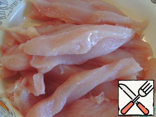 Cut the chicken fillet into strips.