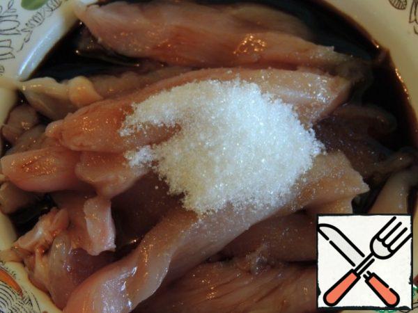 Mix 3 tablespoons of soy sauce with vinegar and sugar. Pour in the meat and leave to marinate for 30 minutes.