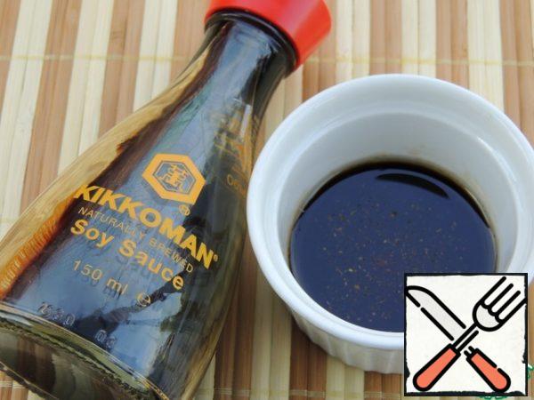 For the dressing, mix 2 tablespoons of soy sauce and 2 tablespoons of oil, pepper.