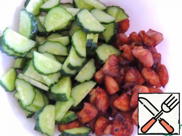 In a bowl, combine the cucumbers and chicken, pour the dressing and mix.