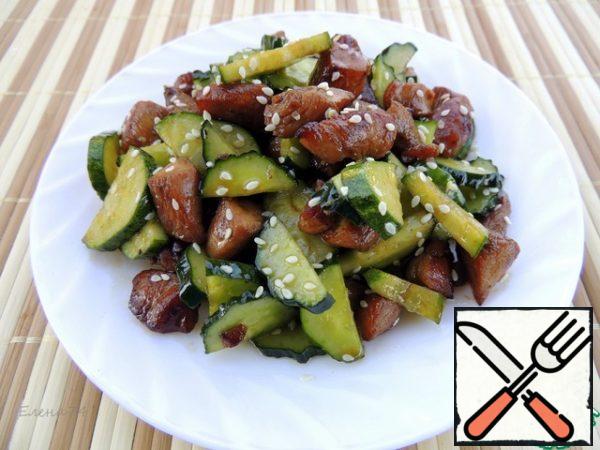 When serving, sprinkle the salad with sesame seeds. A delicious and simple salad is ready.