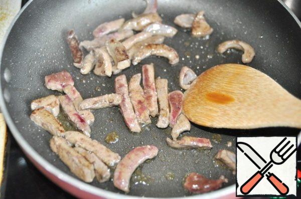 In a frying pan, pour the oil and fry the liver for 1 minute until browned, stirring.