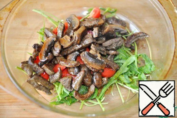 Add the liver and mushrooms together with the juice released during frying.