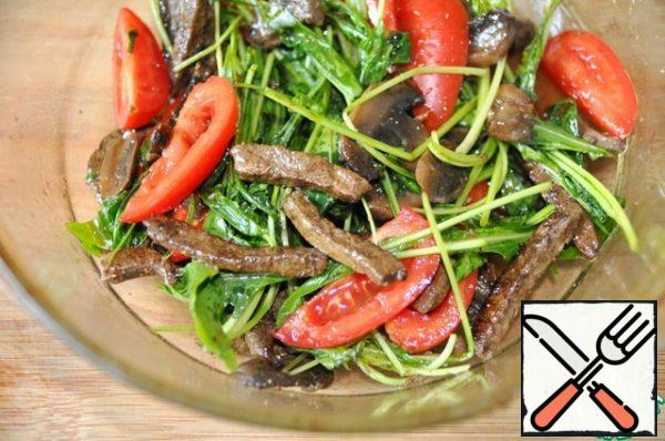 Sprinkle the salad with balsamic vinegar and sprinkle with a freshly ground mixture of peppers, mix.