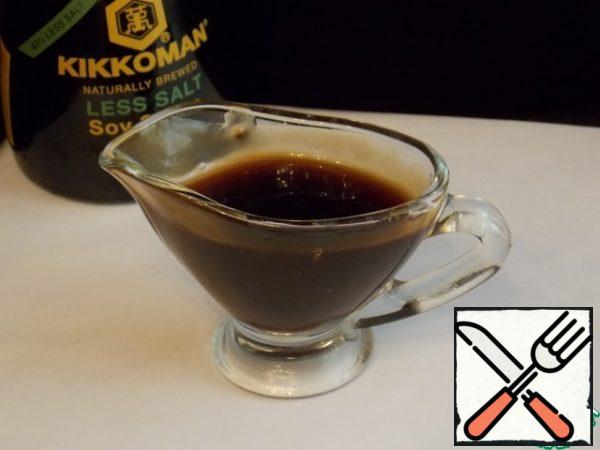 We'll do the dressing first. Dilute the starch with water, add soy sauce, honey and juice. Cook, stirring all the time, until thickened. If it gets too thick, dilute it with boiled water.