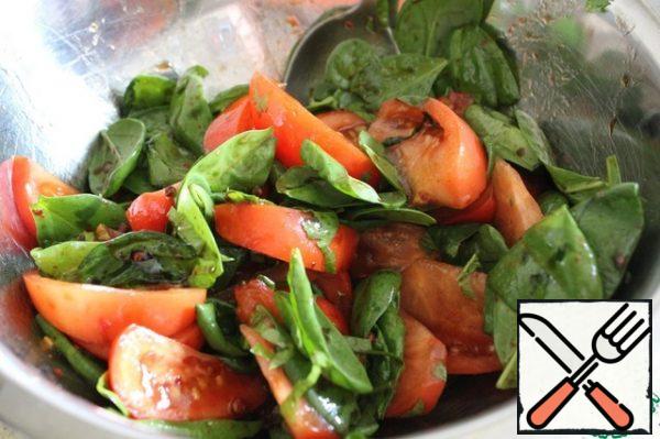 In a bowl, mix the tomato slices with spinach and parsley and pour the sauce, mix gently.