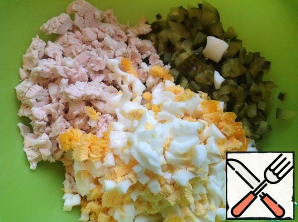 Drain the excess liquid from the peas, finely chop the onion and dill. Cut the cucumber into a small cube, as well as the eggs. The breast is disassembled into fibers or cut into small cubes. Add ground black pepper, mayonnaise and mix the salad.