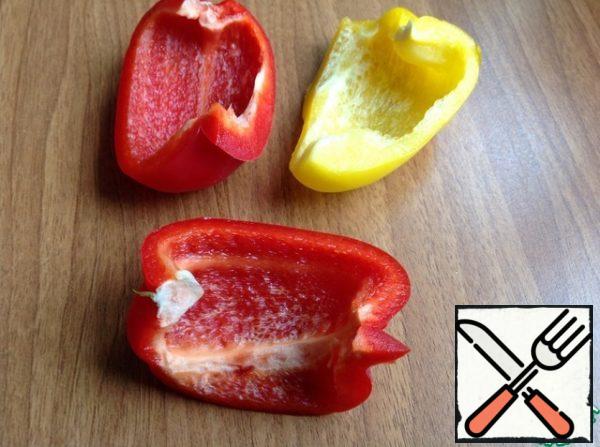 Peel the peppers from the core and cut them into serving slices. If you do not have time, then cut the pepper into cubes and add to the salad.