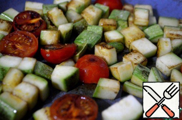 Zucchini cut into cubes, tomatoes in half,
1 tbsp. l. sunflower oil fry over high heat until golden brown.
If you take fresh ginger, then cut it into thin slices, like a carrot in Korean, or thin layers with a vegetable cutter and cook with all the vegetables. I love when vegetables are crispy. Set aside the vegetables and cook the chicken in the same pan.